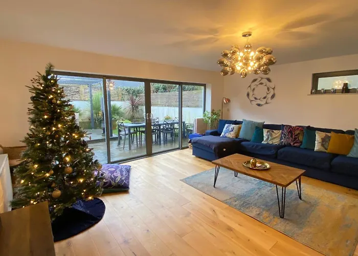 Tregenna House - St Ives, A Beautiful Newly Refurbished 4 Bedroom Family Town House With Alfresco Dining Garden And Private Parking SpacesVilla